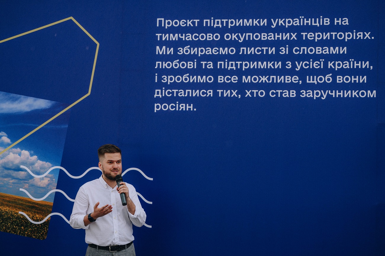 Украинцы на Купала запустили на Днепре венки с "письмами любви": фото и важные смыслы акции